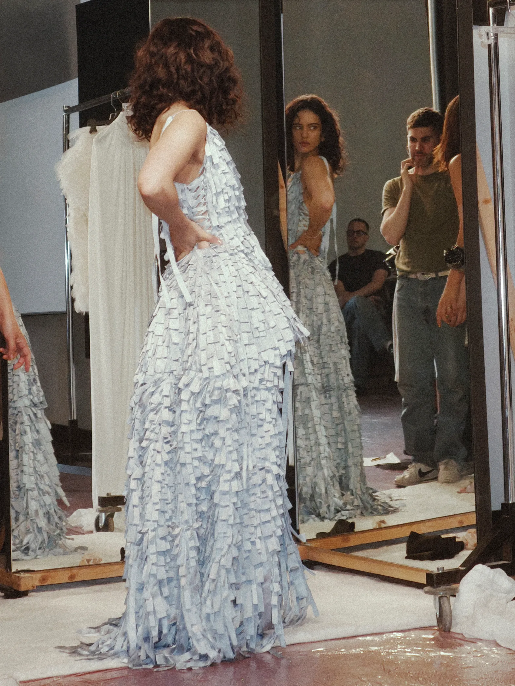 Backstage bij Rosalía's Dior-fittings tijdens haar LUX-tour