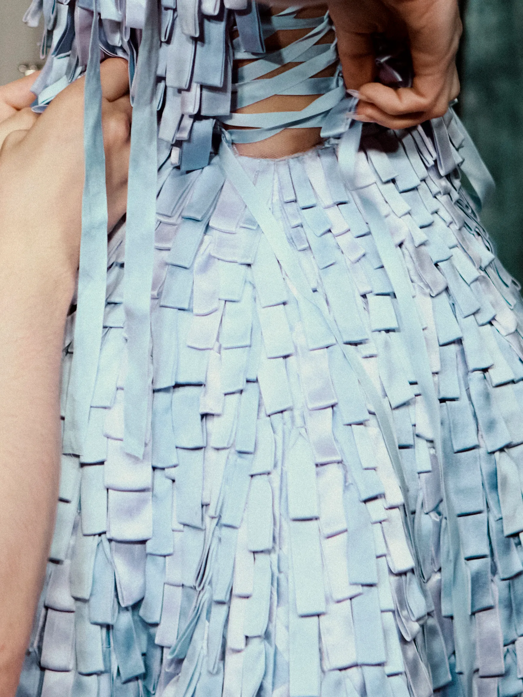 Backstage bij Rosalía's Dior-fittings tijdens haar LUX-tour