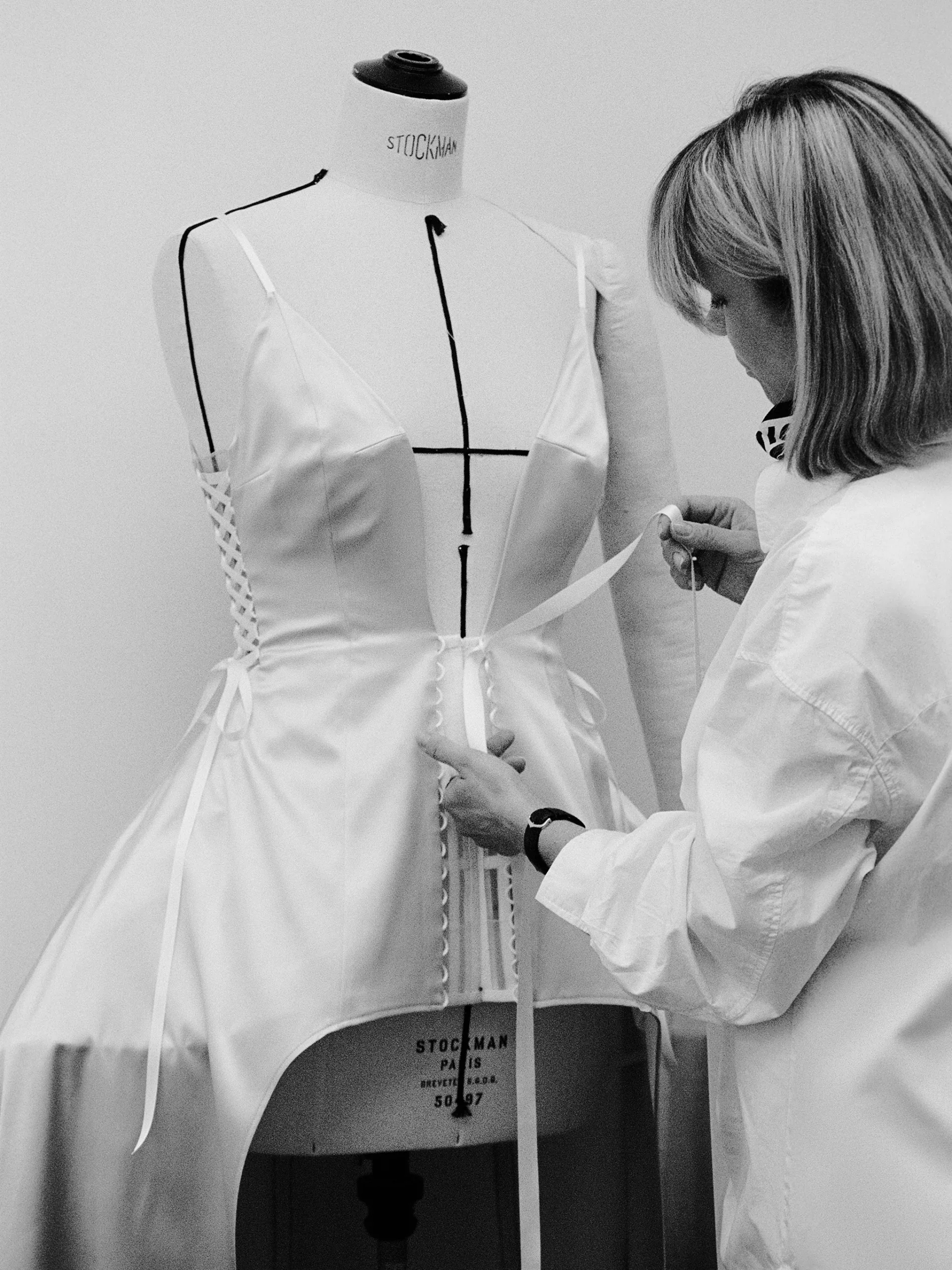 Backstage bij Rosalía's Dior-fittings tijdens haar LUX-tour