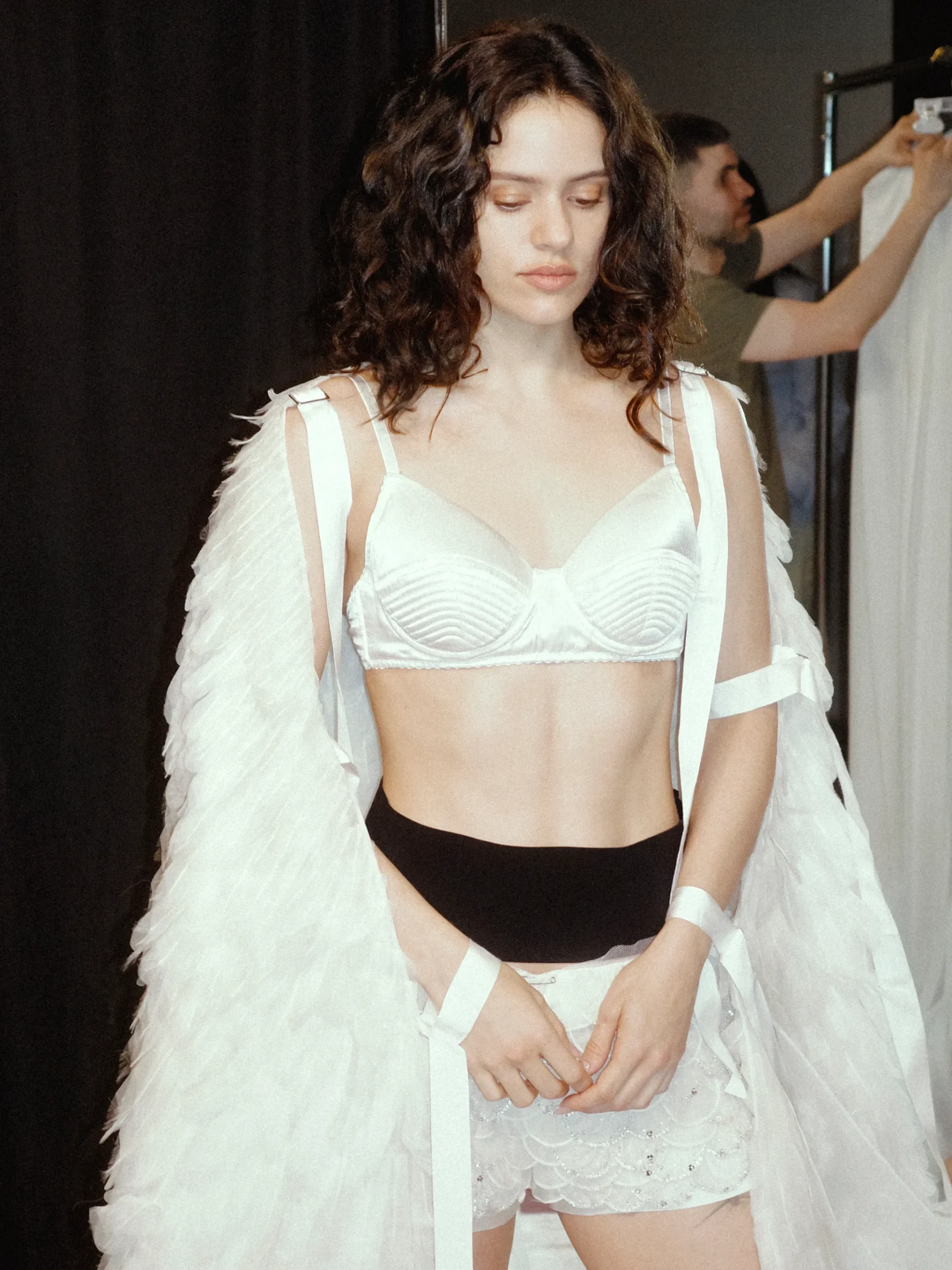 Backstage bij Rosalía's Dior-fittings tijdens haar LUX-tour