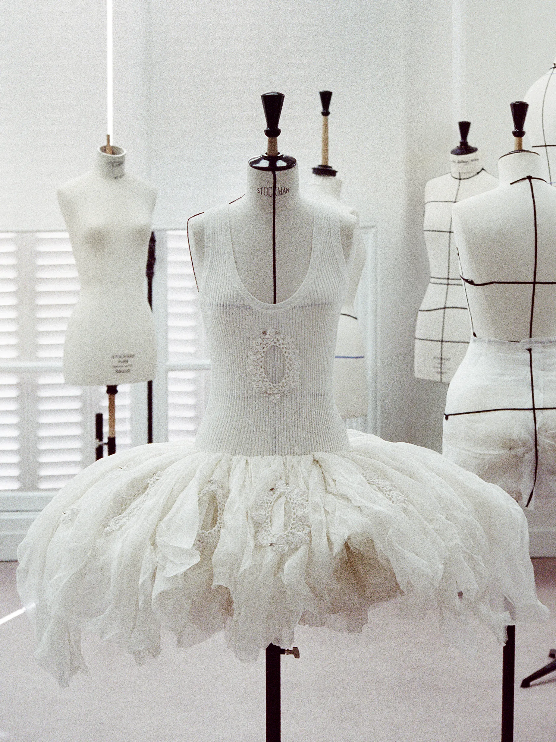 Backstage bij Rosalía's Dior-fittings tijdens haar LUX-tour