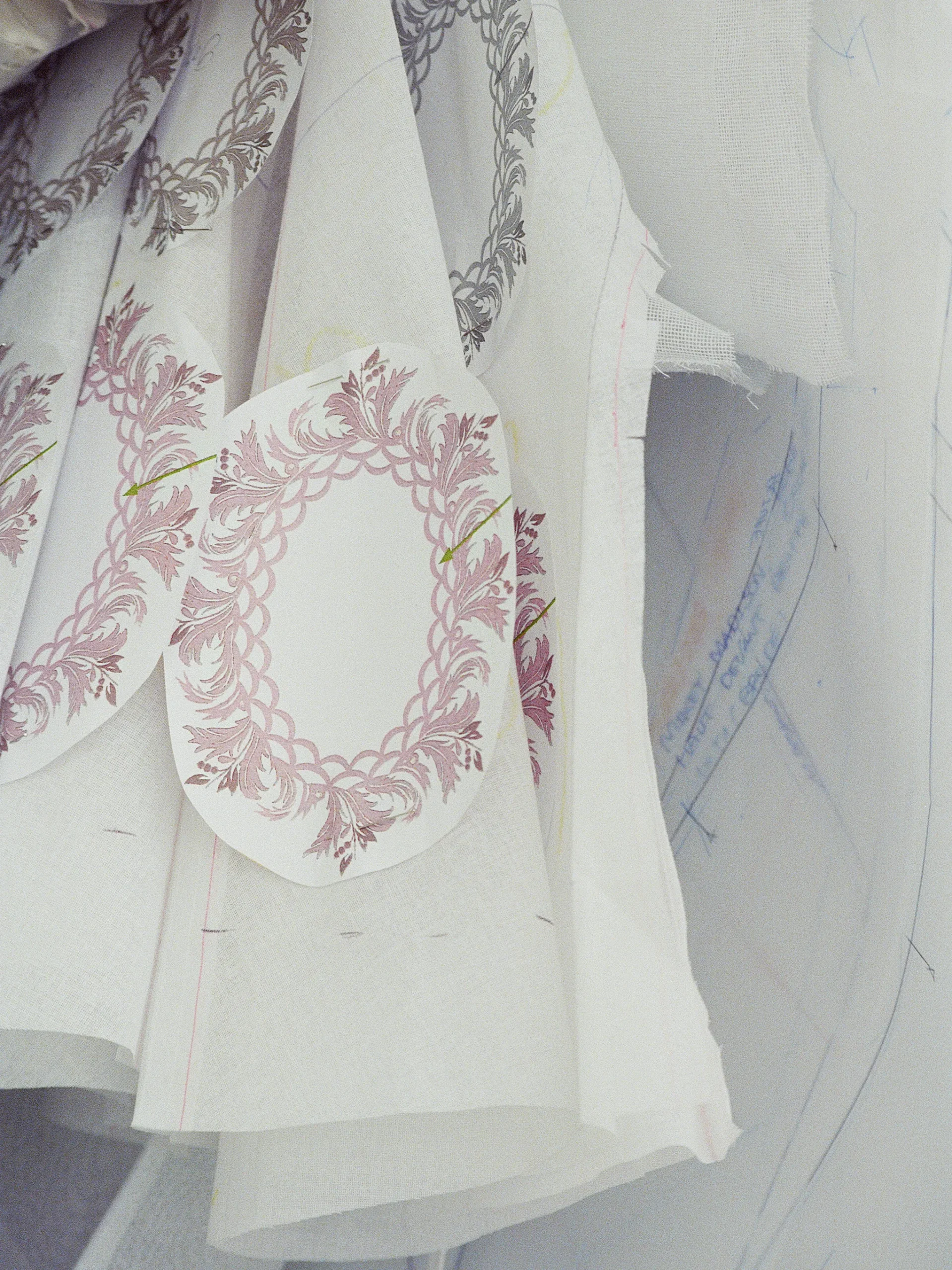 Backstage bij Rosalía's Dior-fittings tijdens haar LUX-tour