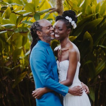 dit-koppel-eert-hun-caribische-roots-tijdens-een-intieme-bohemien-wedding-op-barbados-398974