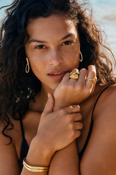 vloeiend-en-sculpturaal-sieraden-die-jouw-summer-holiday-look-die-breezy-vibe-geven-397196