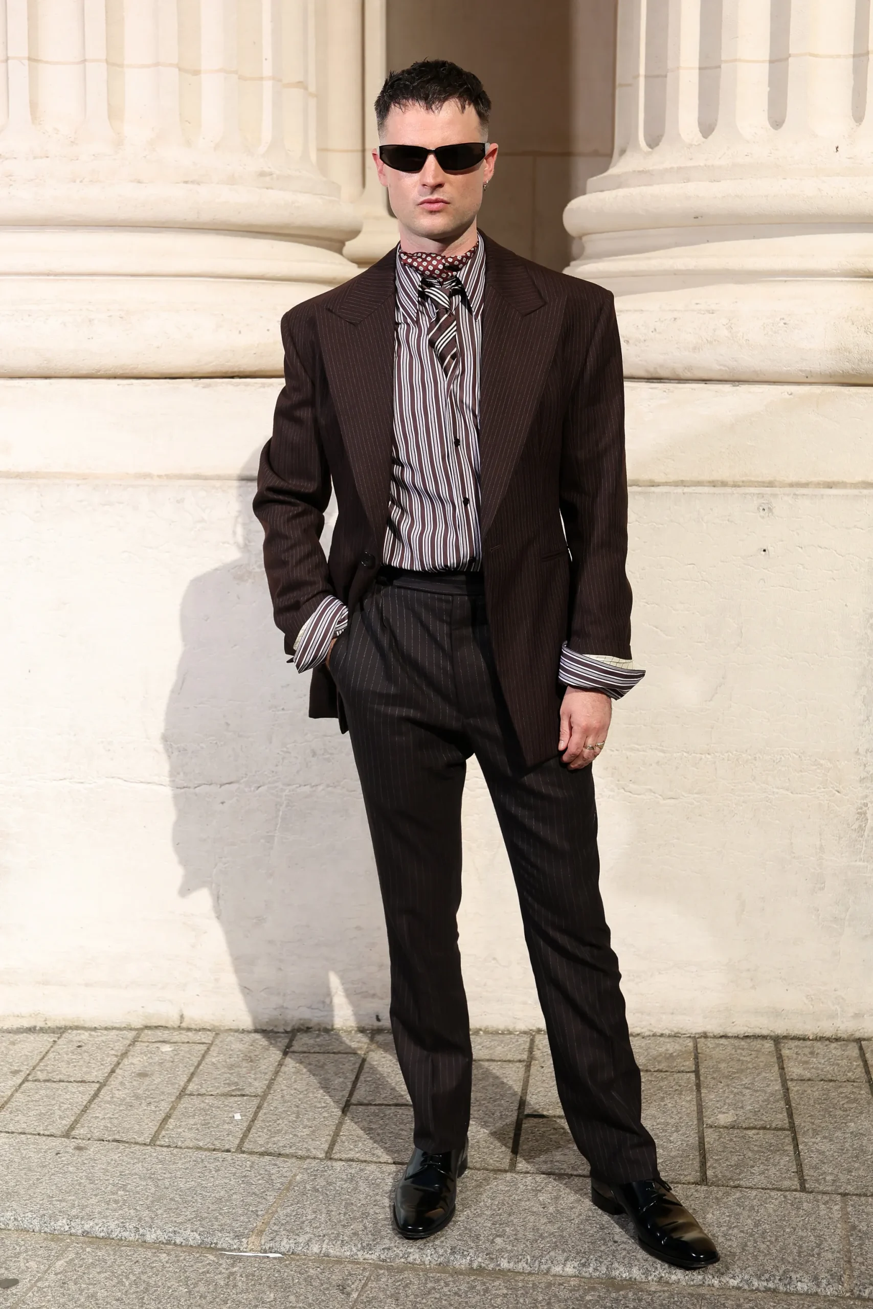Tom Sturridge bij Saint Laurent tijdens Men's Fashion Week lente/zomer 2027