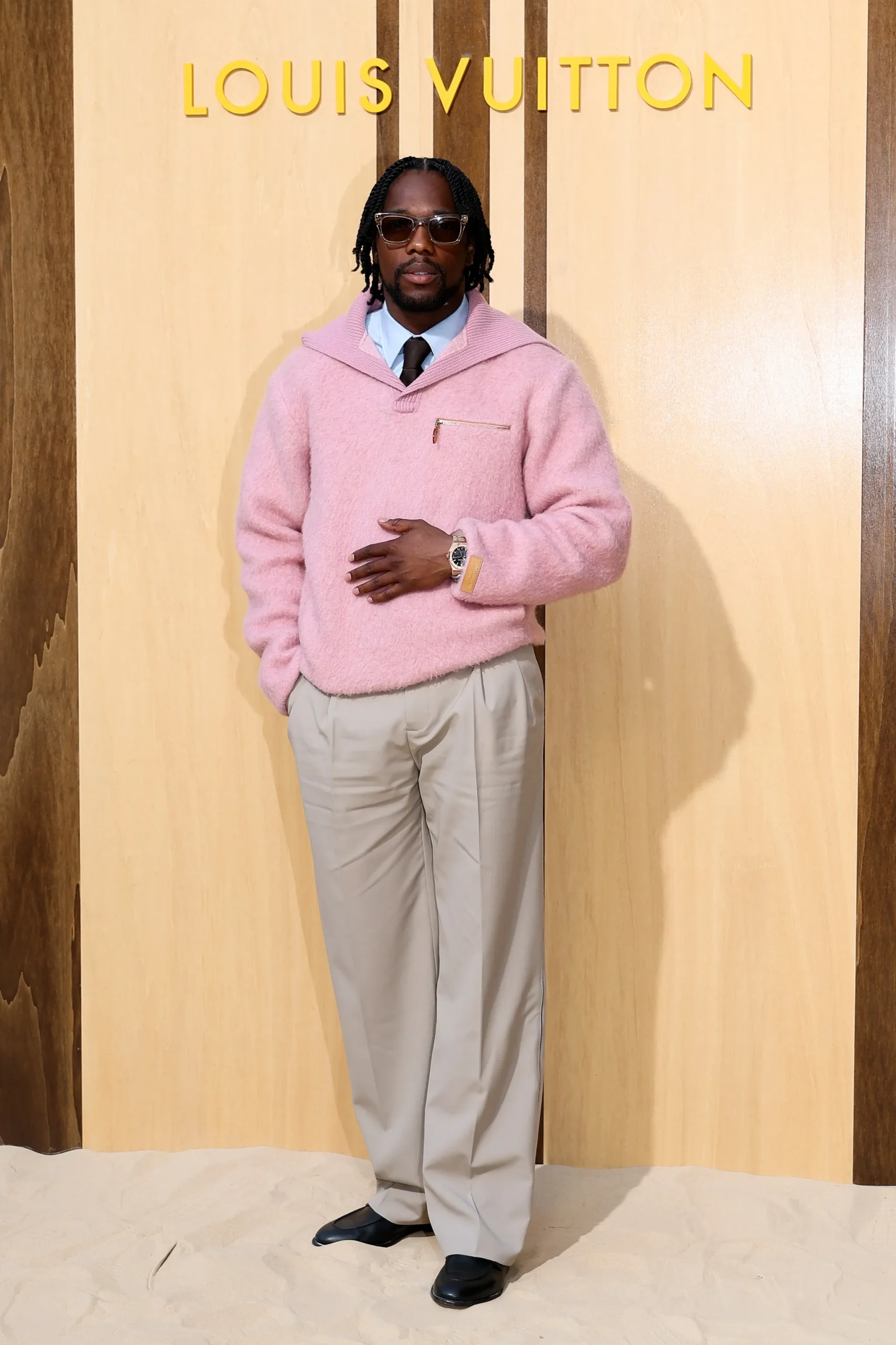 Tosin Cole bij Louis Vuitton tijdens Men's Fashion Week lente/zomer 2027