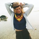 Model Tess Carter poseert lachend in de Superman-trui van Chanel voor Vogue juli/augustus 2026