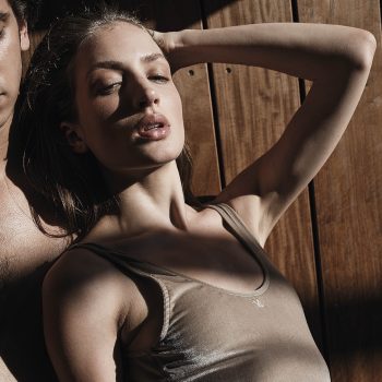 vogue-modern-love-stories-toen-ik-mijn-voet-in-de-laars-schoof-voelde-ik-iets-zachts-en-squishy-399039