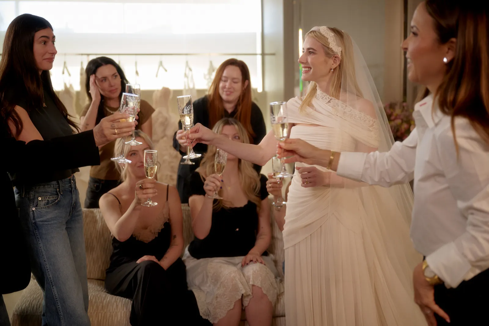 Fitting bij Monique Lhuillier voor de bruiloft van Emma Roberts