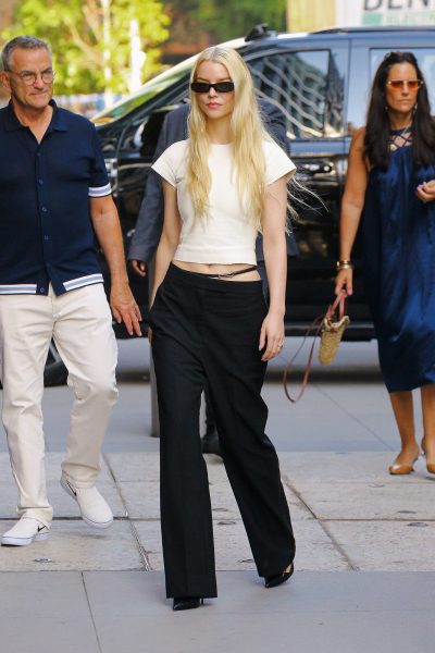 anya-taylor-joys-stijlvolle-identiteitscrisis-bereikt-een-nieuw-hoogtepunt-in-tom-ford-402378