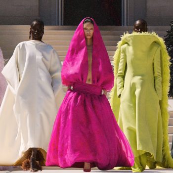 mood-booster-nodig-dan-hoef-je-alleen-maar-naar-balenciagas-nieuwe-couturecollectie-te-kijken-399964