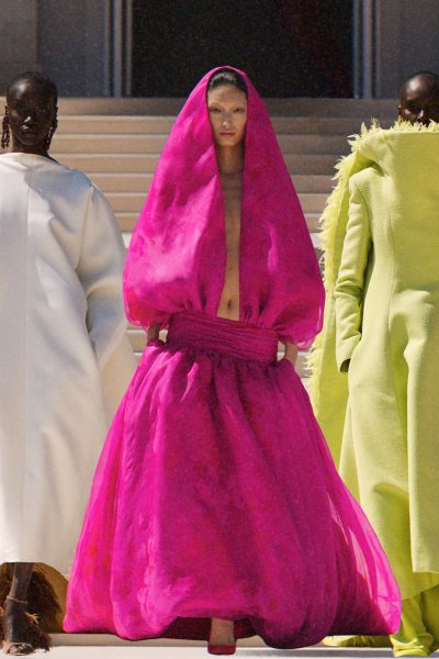 mood-booster-nodig-dan-hoef-je-alleen-maar-naar-balenciagas-nieuwe-couturecollectie-te-kijken-399964