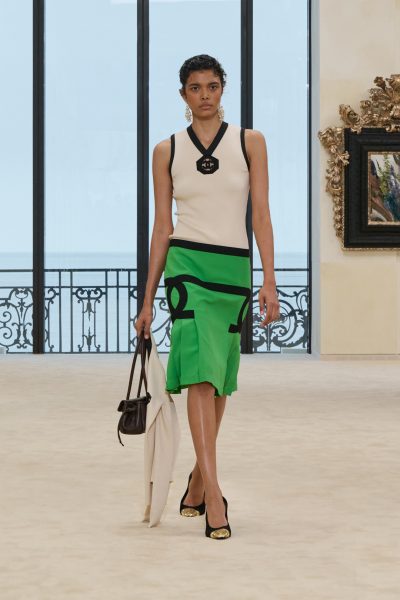gracie-abrams-maakt-van-deze-chanel-jurk-een-coole-colorblocking-look-door-maar-een-item-toe-te-voegen-400976