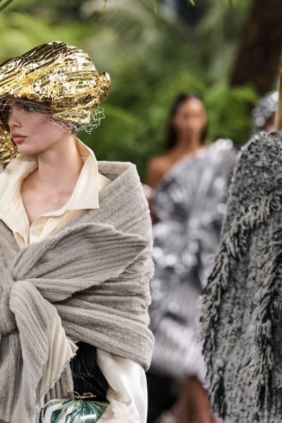 de-accessoires-van-diors-herfst-winter-2026-coutureshow-lijken-net-uit-de-vijver-te-zijn-geplukt-399754