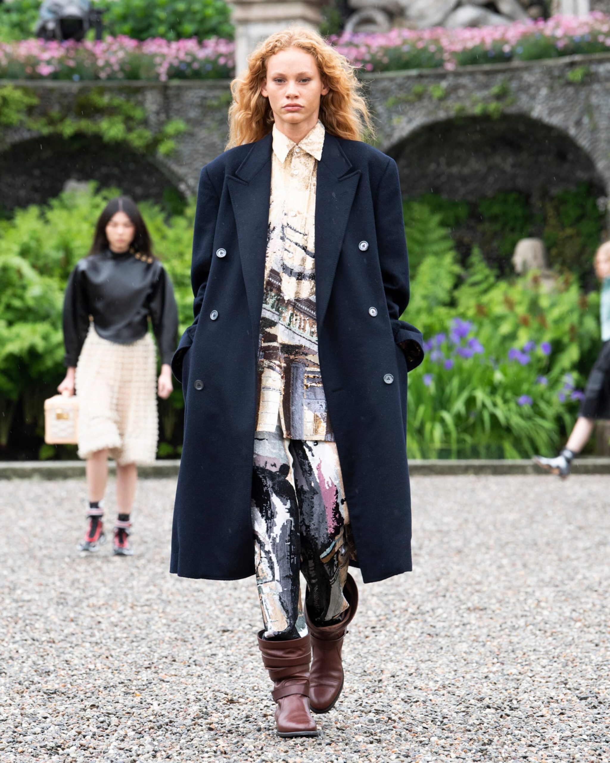 Tess Carter op de runway van Louis Vuittons Cruise 2024-show op Isola Bella.