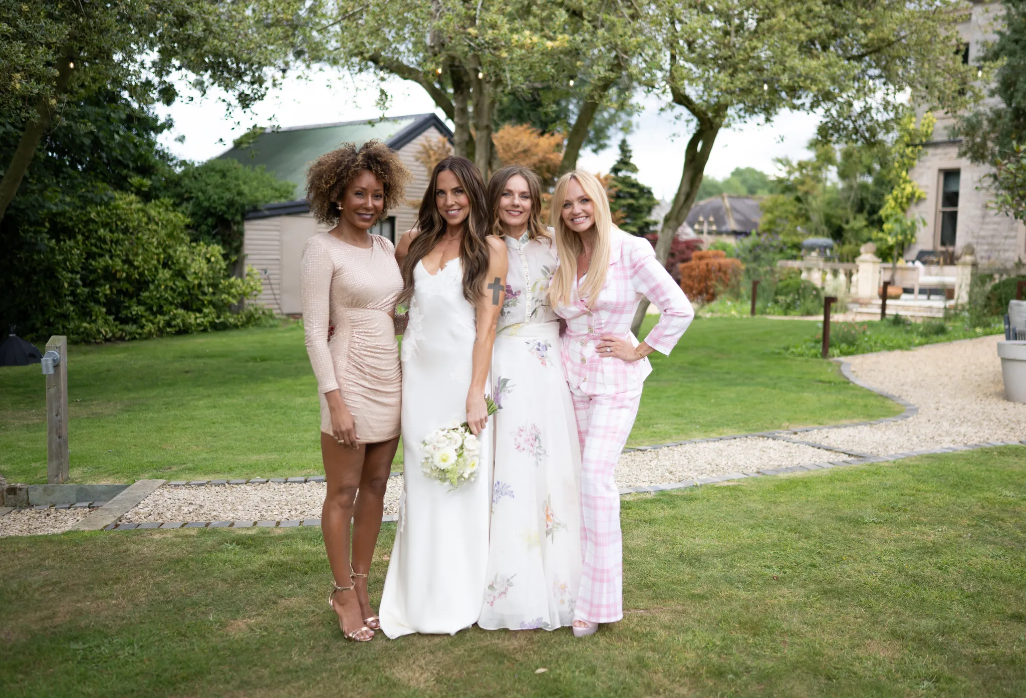 Mel C in haar wedding dress en haar mede Spice Grirls
