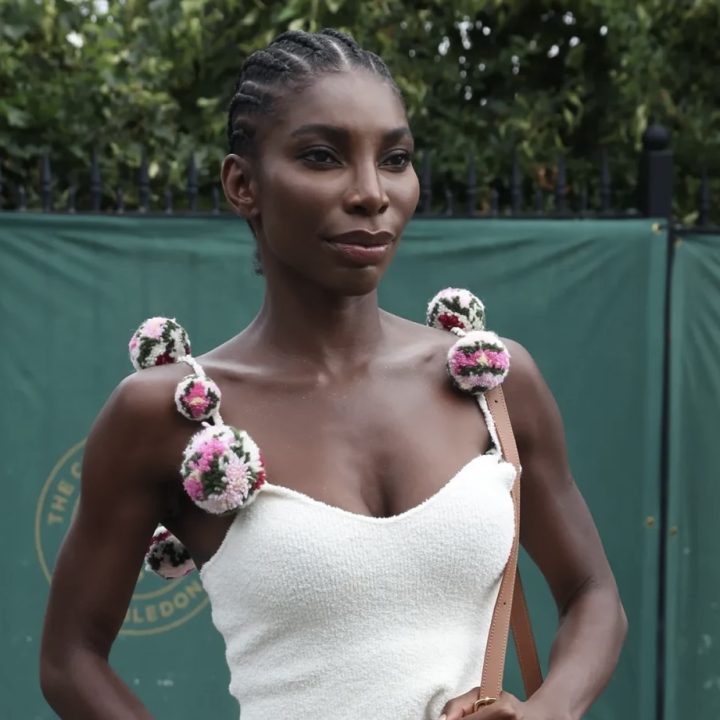 roger-federer-sienna-miller-michaela-coel-celebs-brengen-hun-fashion-a-game-naar-wimbledon-399956