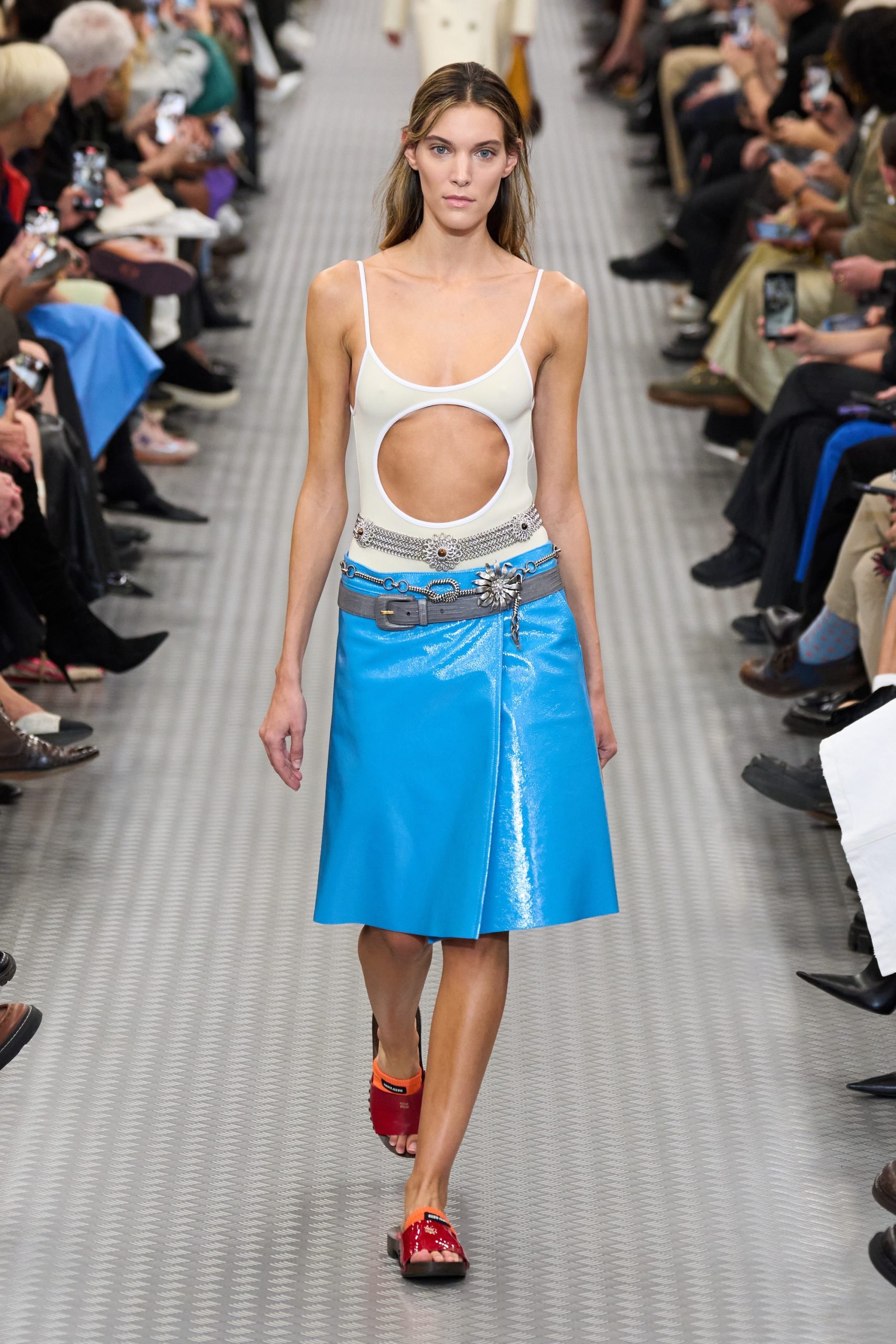 Charlotte Cardin op de runway van Miu Miu lente/zomer 2025