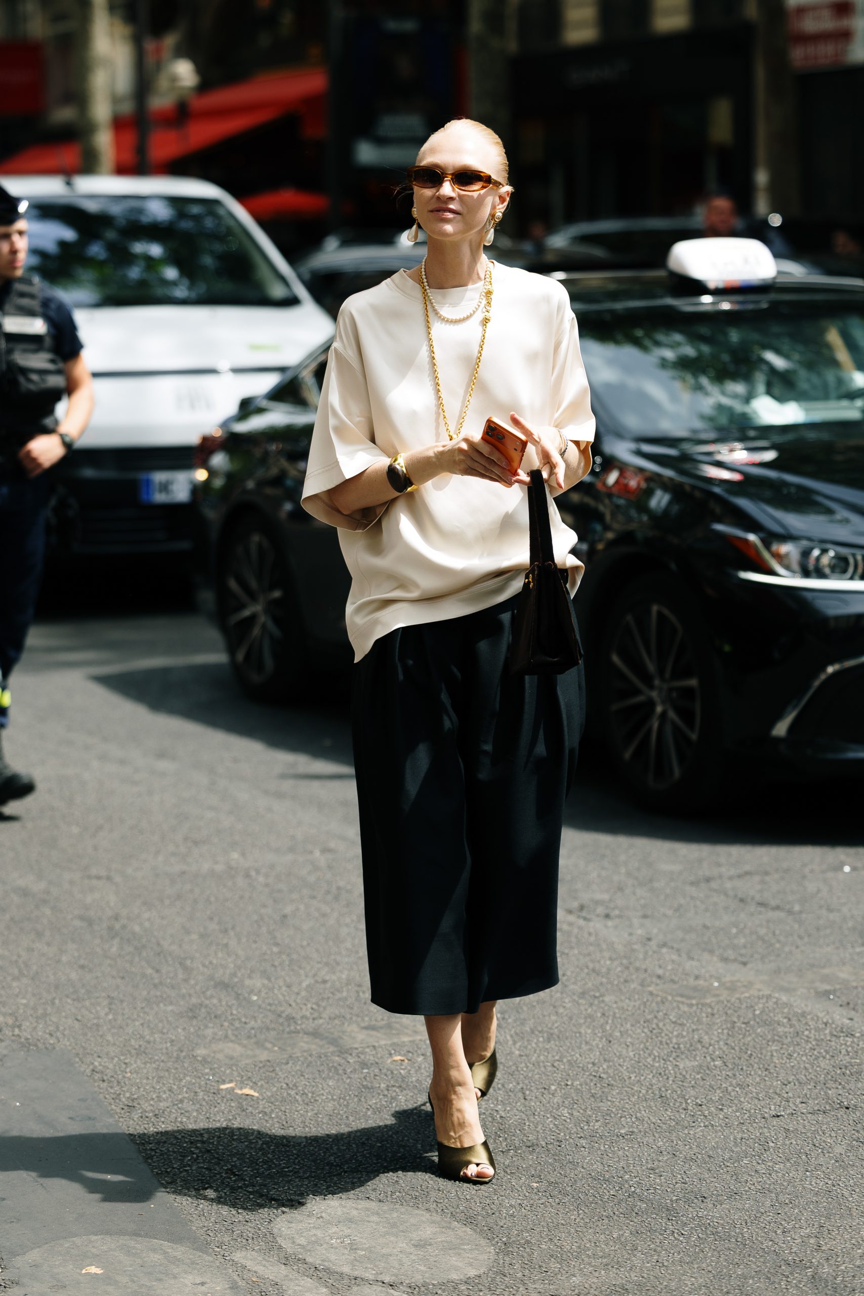 Culotte schoenen combinatie: Model draagt culotte met hakken