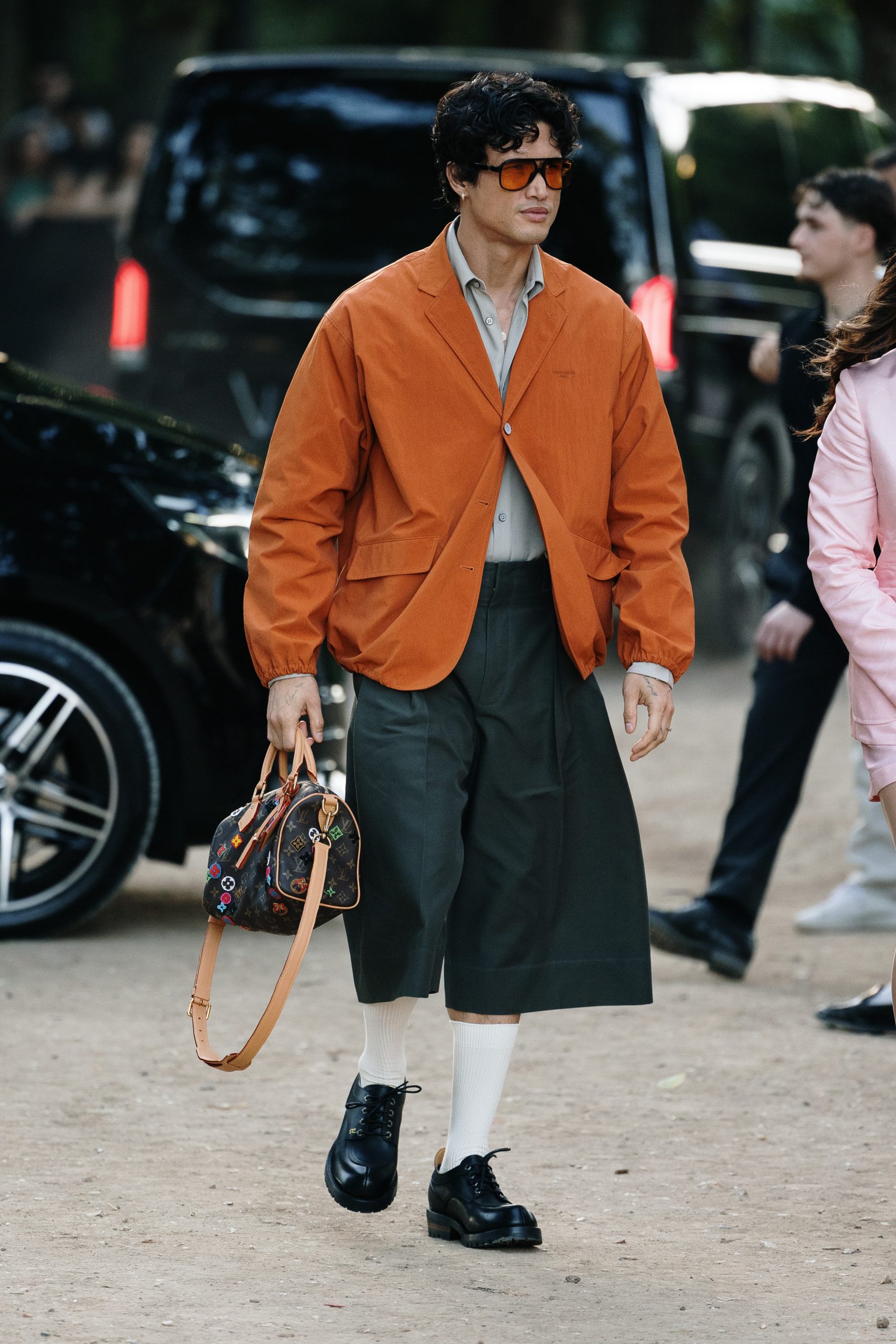 Man draagt culotte met herenschoen.