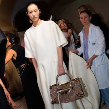 we-raken-maar-niet-uitgepraat-over-pierpaolo-picciolis-couture-treatment-van-de-balenciaga-city-bag-400244