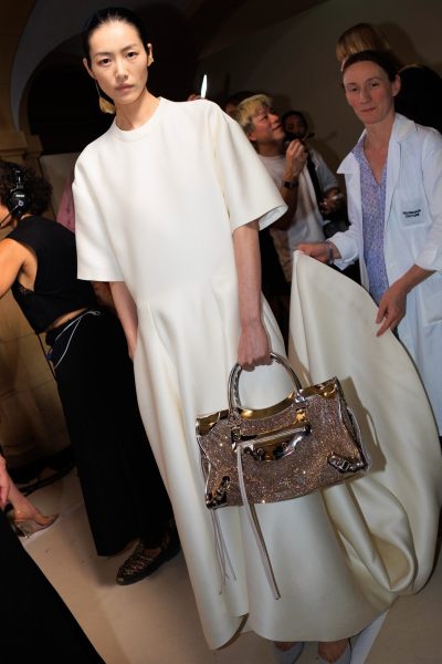 we-raken-maar-niet-uitgepraat-over-pierpaolo-picciolis-couture-treatment-van-de-balenciaga-city-bag-400244