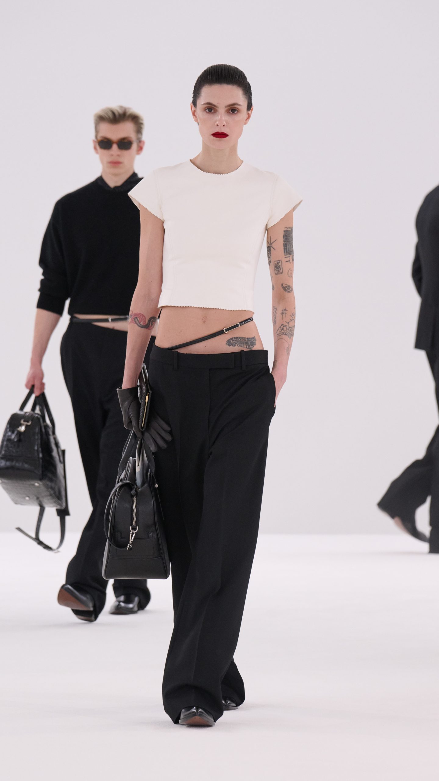 De look van Anya Taylor-Joy op de FW26 runway van Tom Ford.