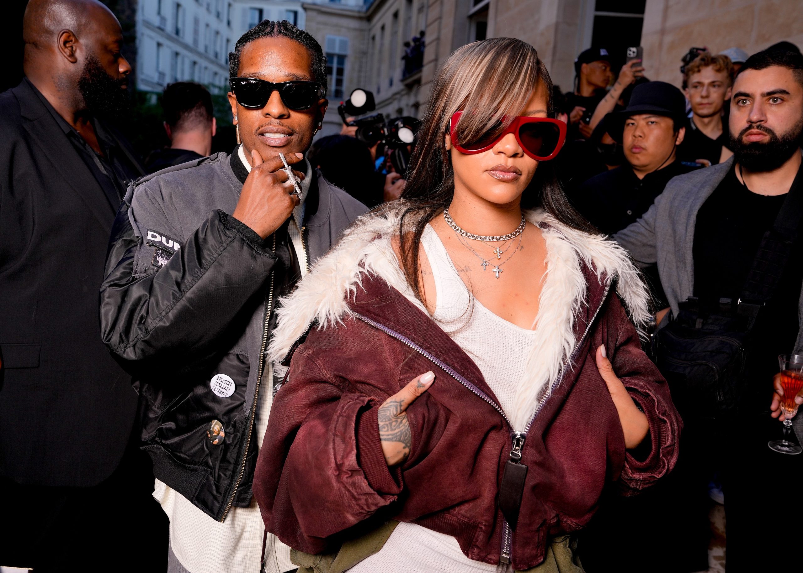 A$AP Rocky en Rihanna arriveren bij de show van AWGE