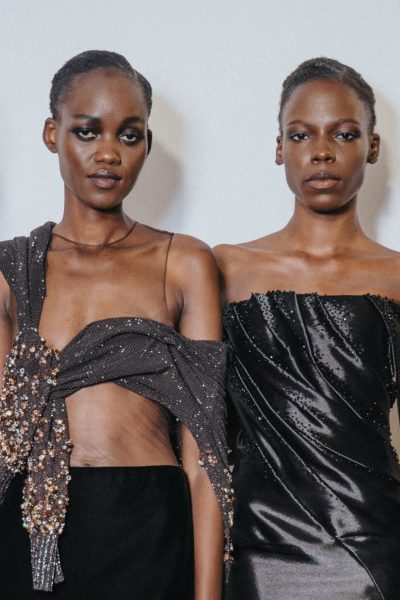 modellen-worden-couture-creatures-met-buitenaardse-beautylooks-bij-schiaparelli-iris-van-herpen-en-meer-400347