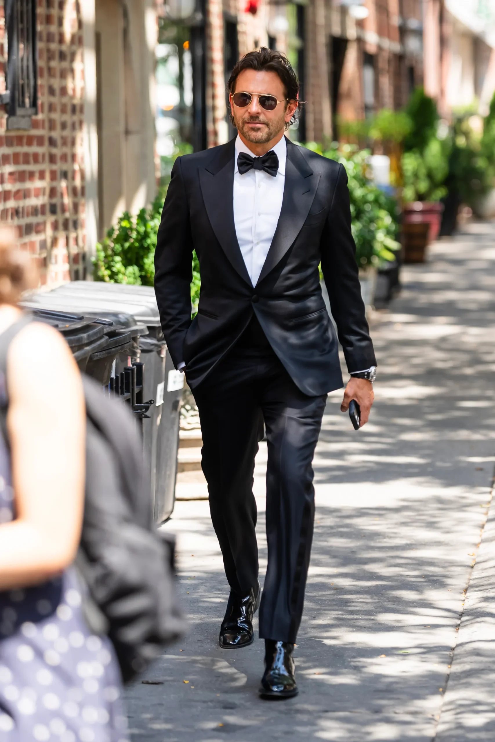 Bradley Cooper onderweg naar de bruiloft van Taylor Swift en Travis Kelce.