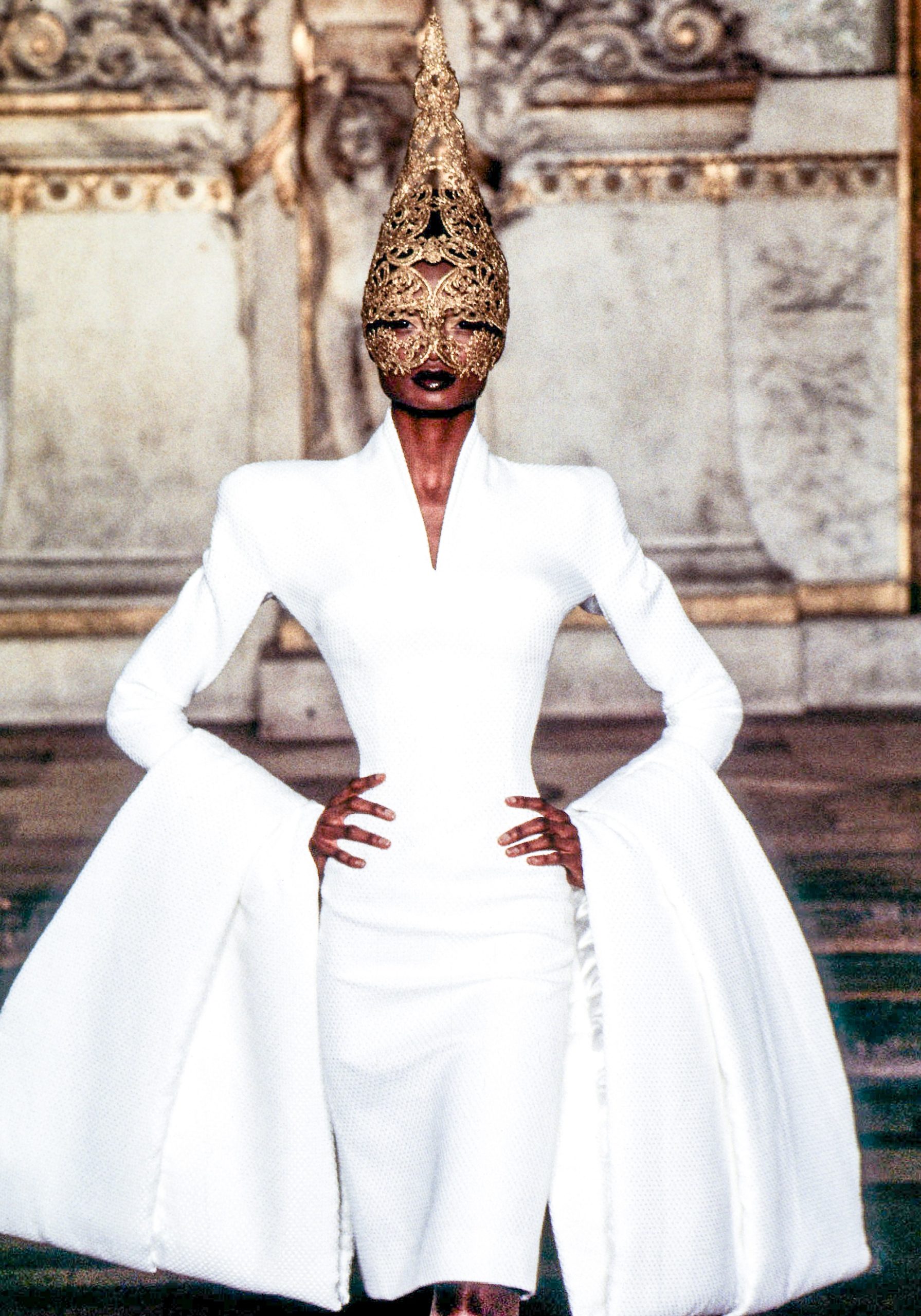 Debra Shaw op de catwalk van Givenchy's couture lente/zomer 1997-show.