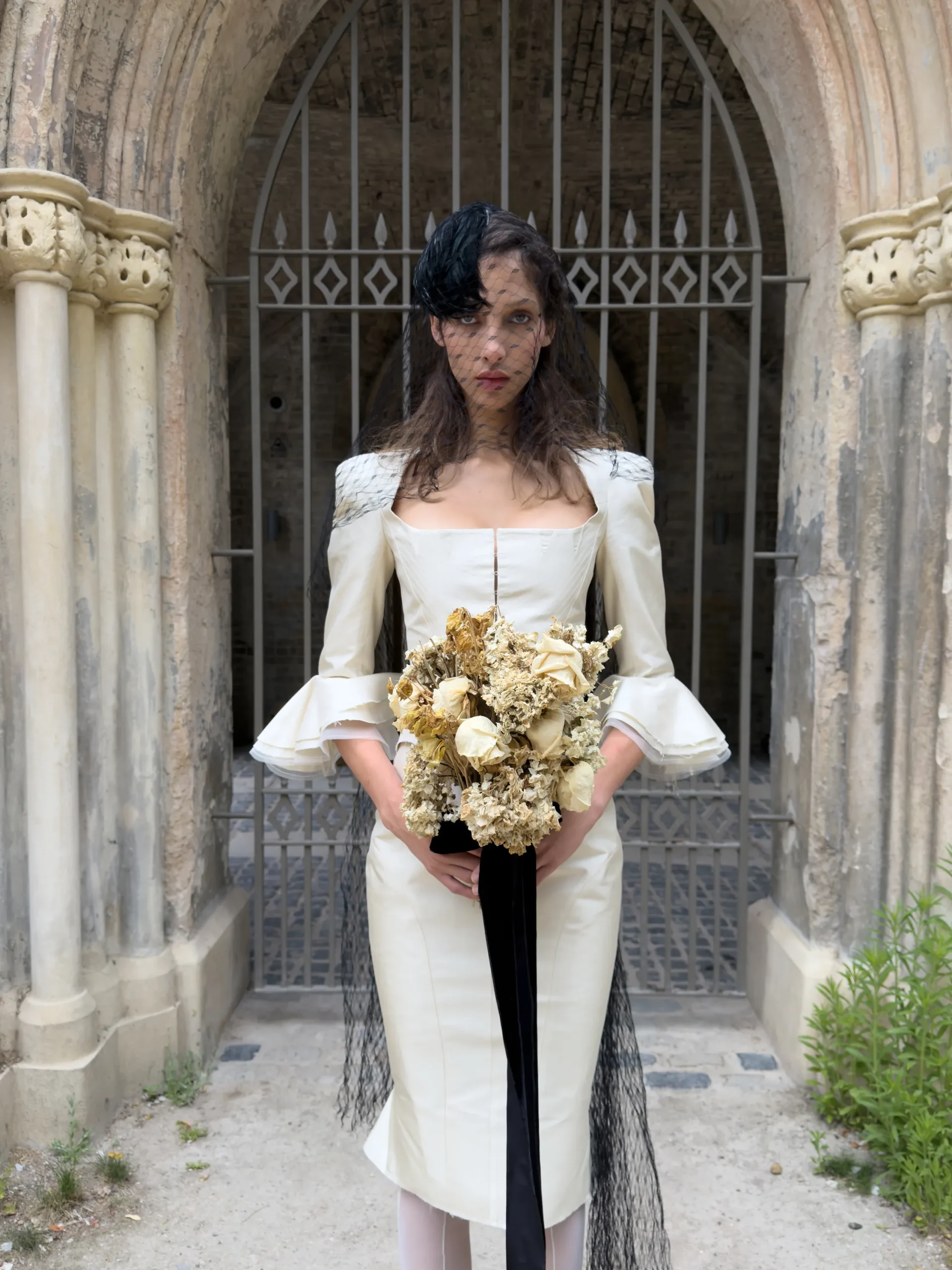 Campagnebeeld uit de eerste bridal capsulecollectie van Dilara Findikoglu