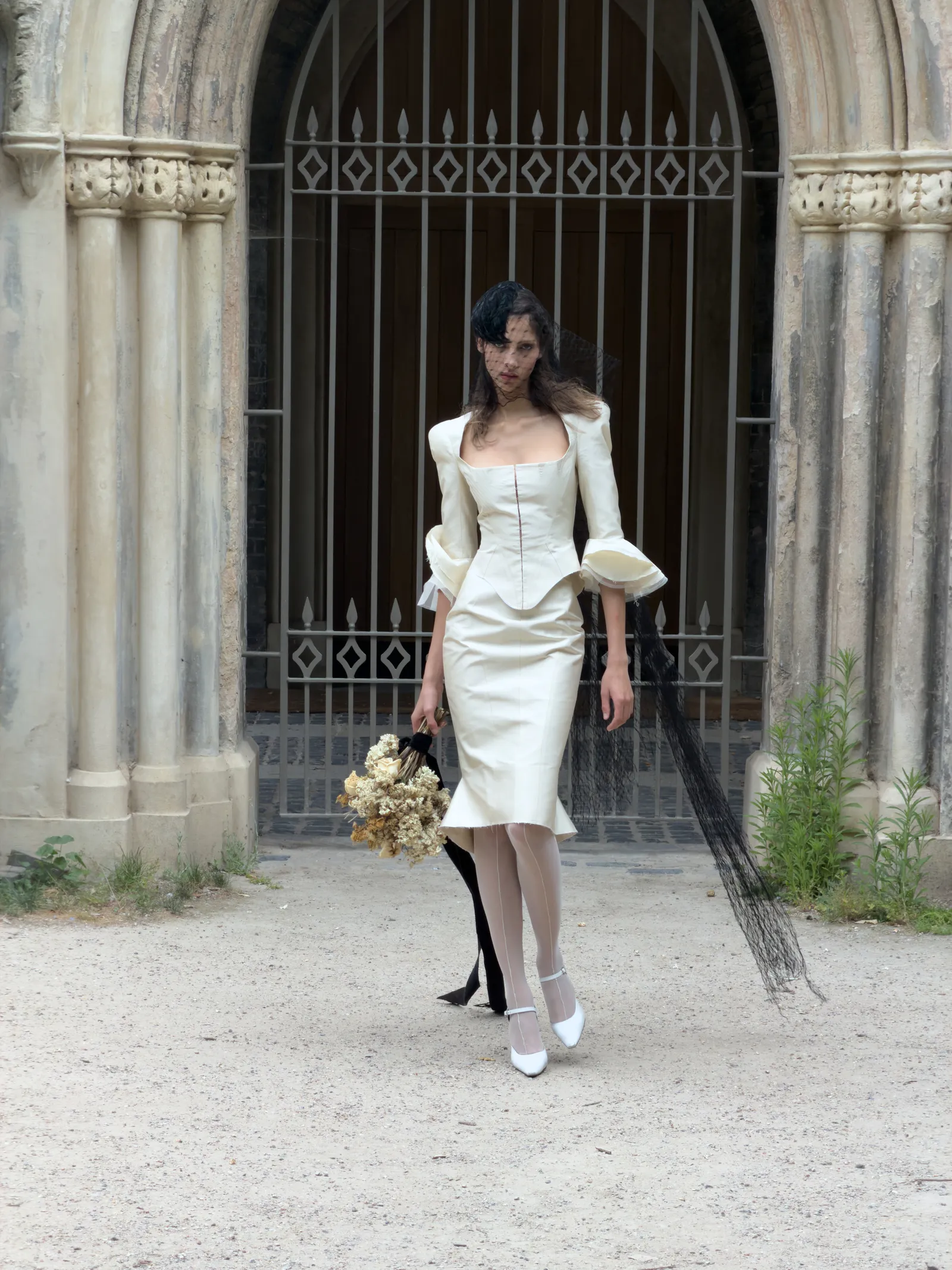 Campagnebeeld uit de eerste bridal capsulecollectie van Dilara Findikoglu