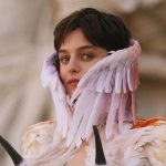 Emma Corrin bij de Schiaparelli couture herfst/winter 2026-show in Parijs