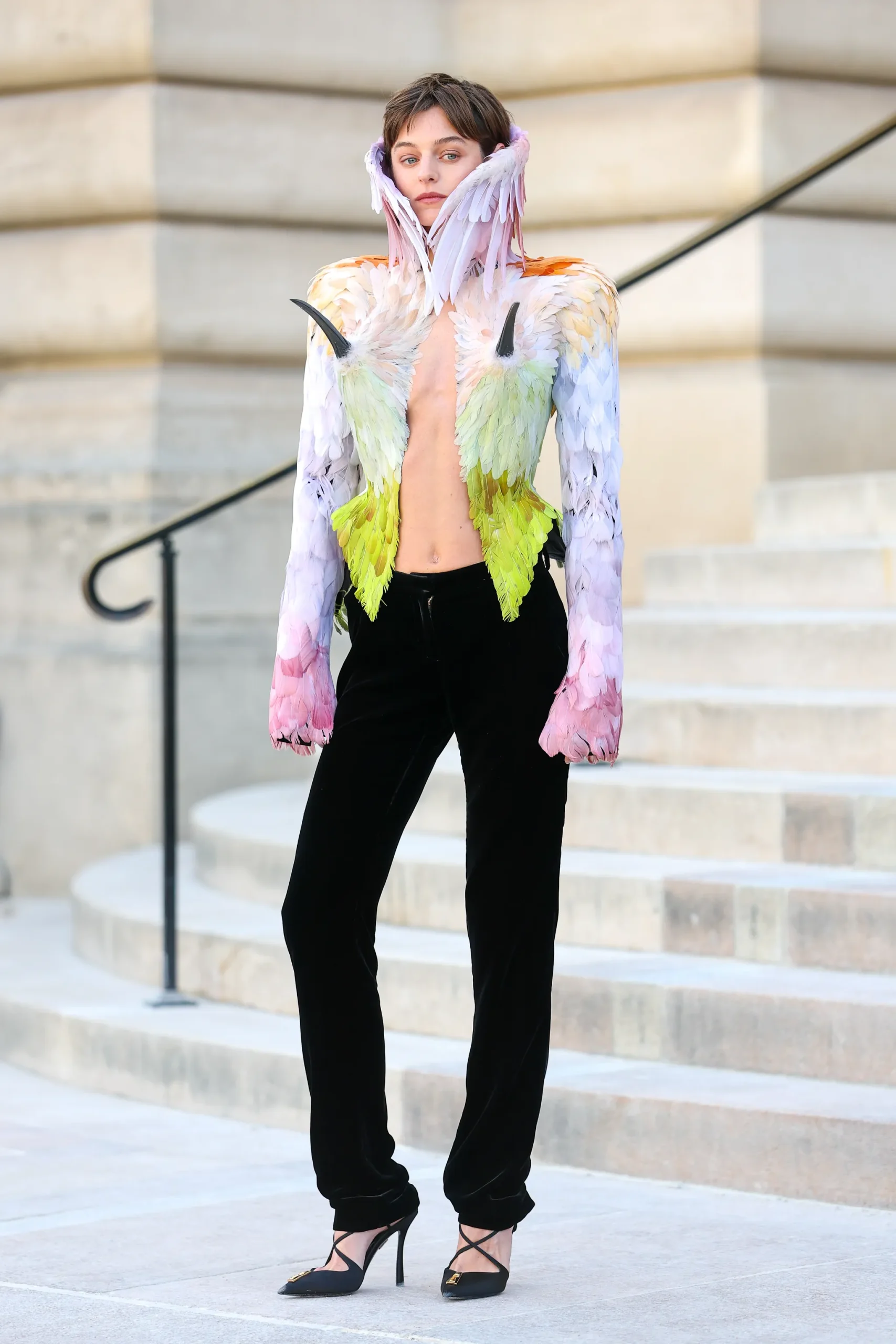 Emma Corrin bij de Schiaparelli couture herfst/winter 2026-show in Parijs