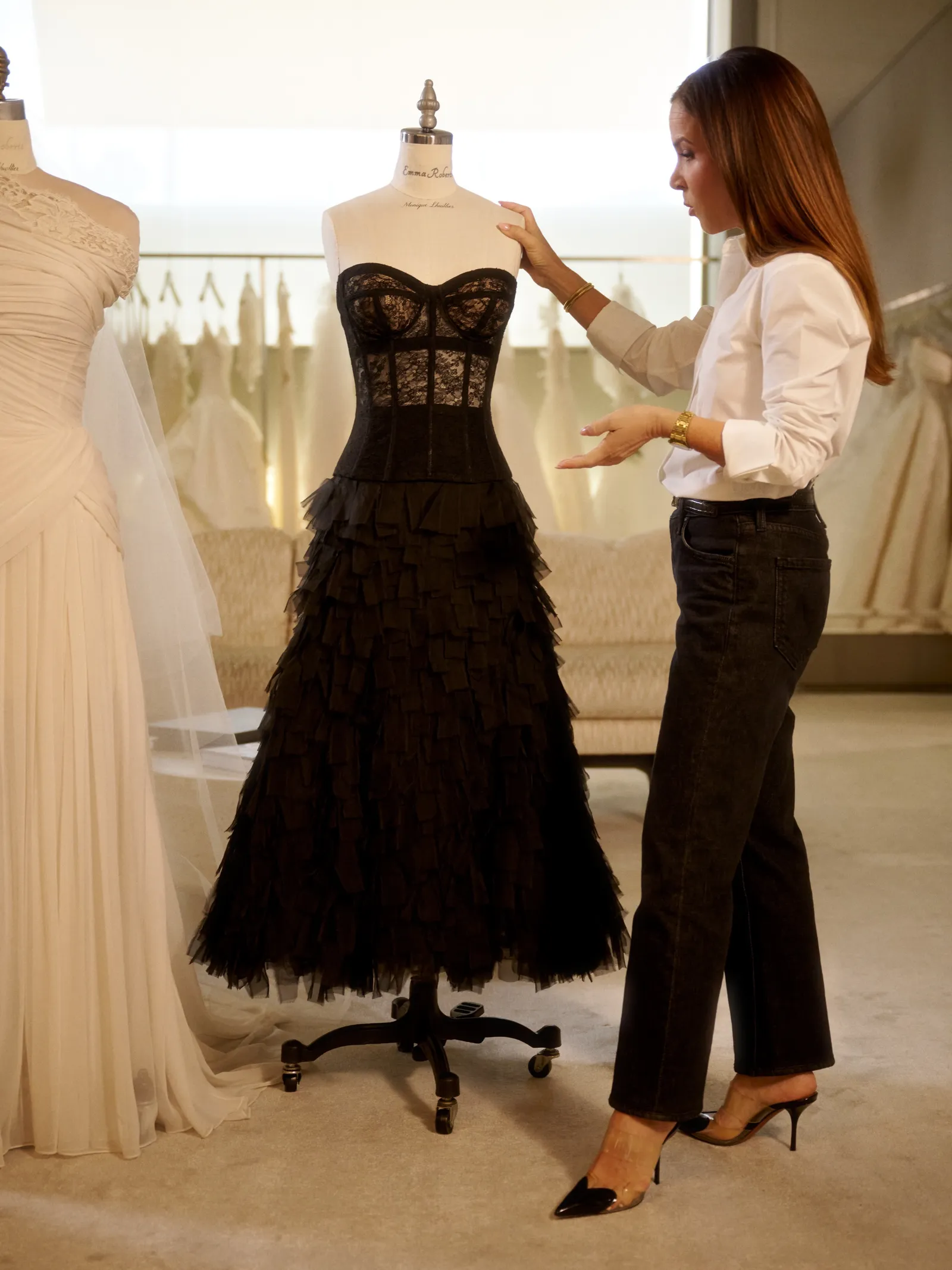 Fitting bij Monique Lhuillier voor de bruiloft van Emma Roberts