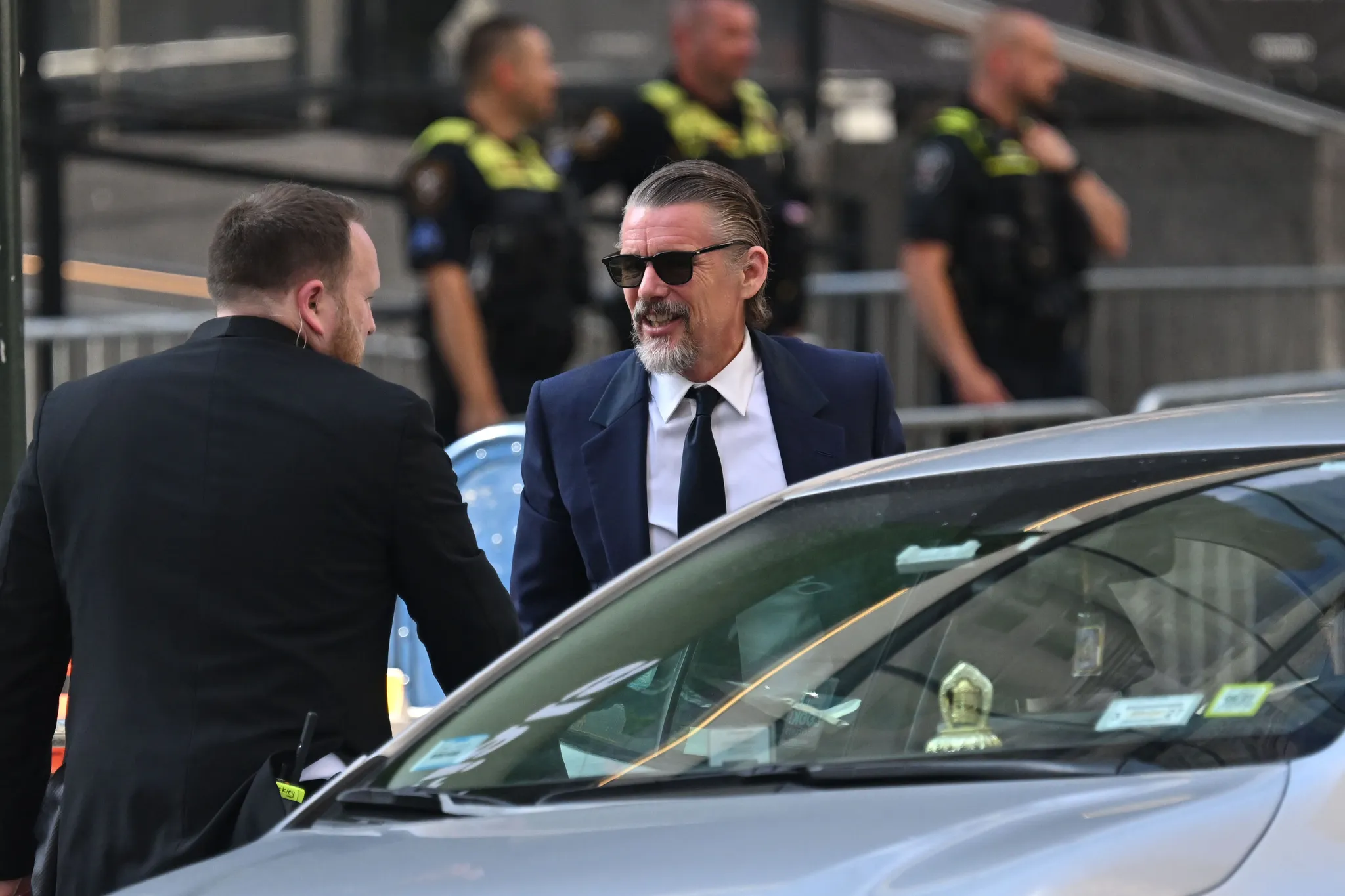 Ethan Hawke onderweg naar de bruiloft van Taylor Swift en Travis Kelce