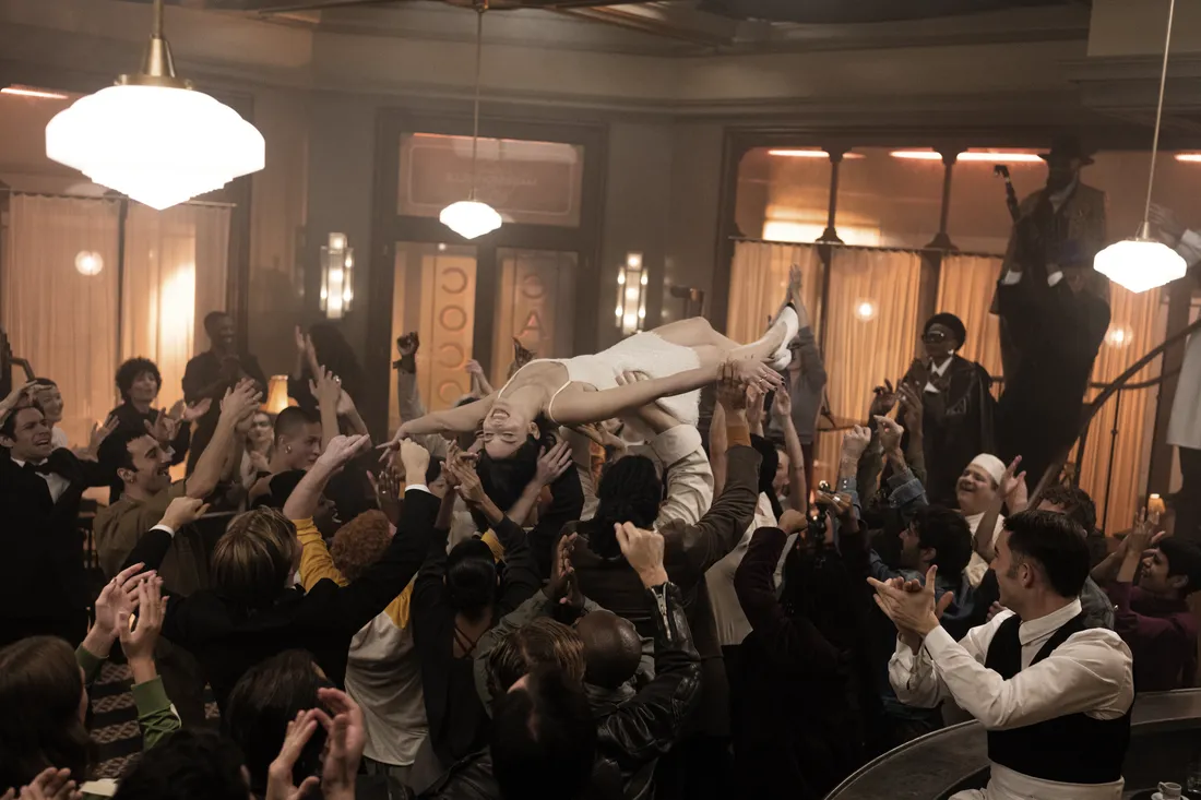 Gracie Abrams aan het crowdsurfen in campagne van Chanel