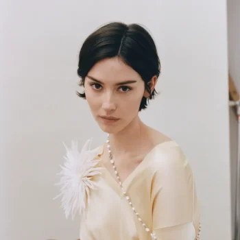 new-chanel-girl-in-gesprek-met-gracie-abrams-over-haar-blazy-approved-beautylook-en-uitgaan-als-uitlaatklep-400687