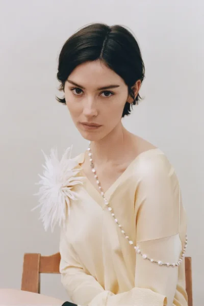 new-chanel-girl-in-gesprek-met-gracie-abrams-over-haar-blazy-approved-beautylook-en-uitgaan-als-uitlaatklep-400687
