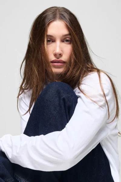 hailey-bieber-creeert-haar-dream-jeans-met-gap-de-ultieme-baggy-nineties-fit-400636