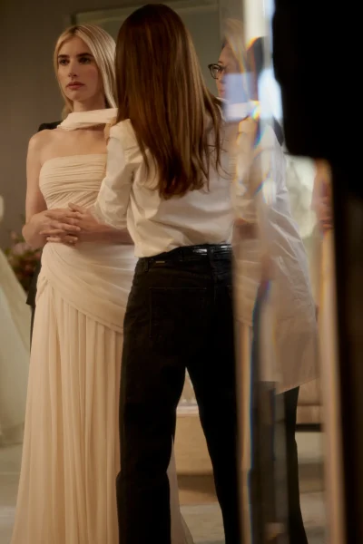 emma-roberts-is-getrouwd-behind-the-scenes-bij-de-laatste-fitting-van-haar-custom-monique-lhuillier-trouwjurk-401954