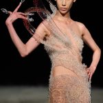 Een look van plasma van Iris van Herpen couture herfst/winter 2026, getiteld Sonic Starquakes