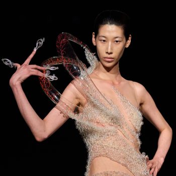 van-de-kosmos-naar-de-catwalk-iris-van-herpens-nieuwe-collectie-is-out-of-this-world-399767