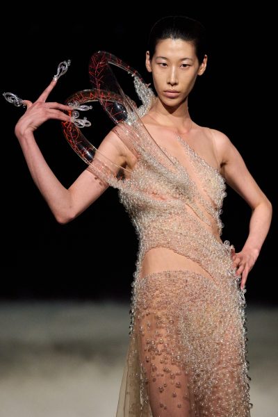 van-de-kosmos-naar-de-catwalk-iris-van-herpens-nieuwe-collectie-is-out-of-this-world-399767