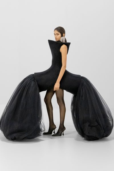 personal-space-gegarandeerd-voor-wie-zich-hult-in-een-couturejurk-van-duran-lantink-voor-jean-paul-gaultier-400055