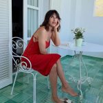 Jeanne Damas draagt omasandalen