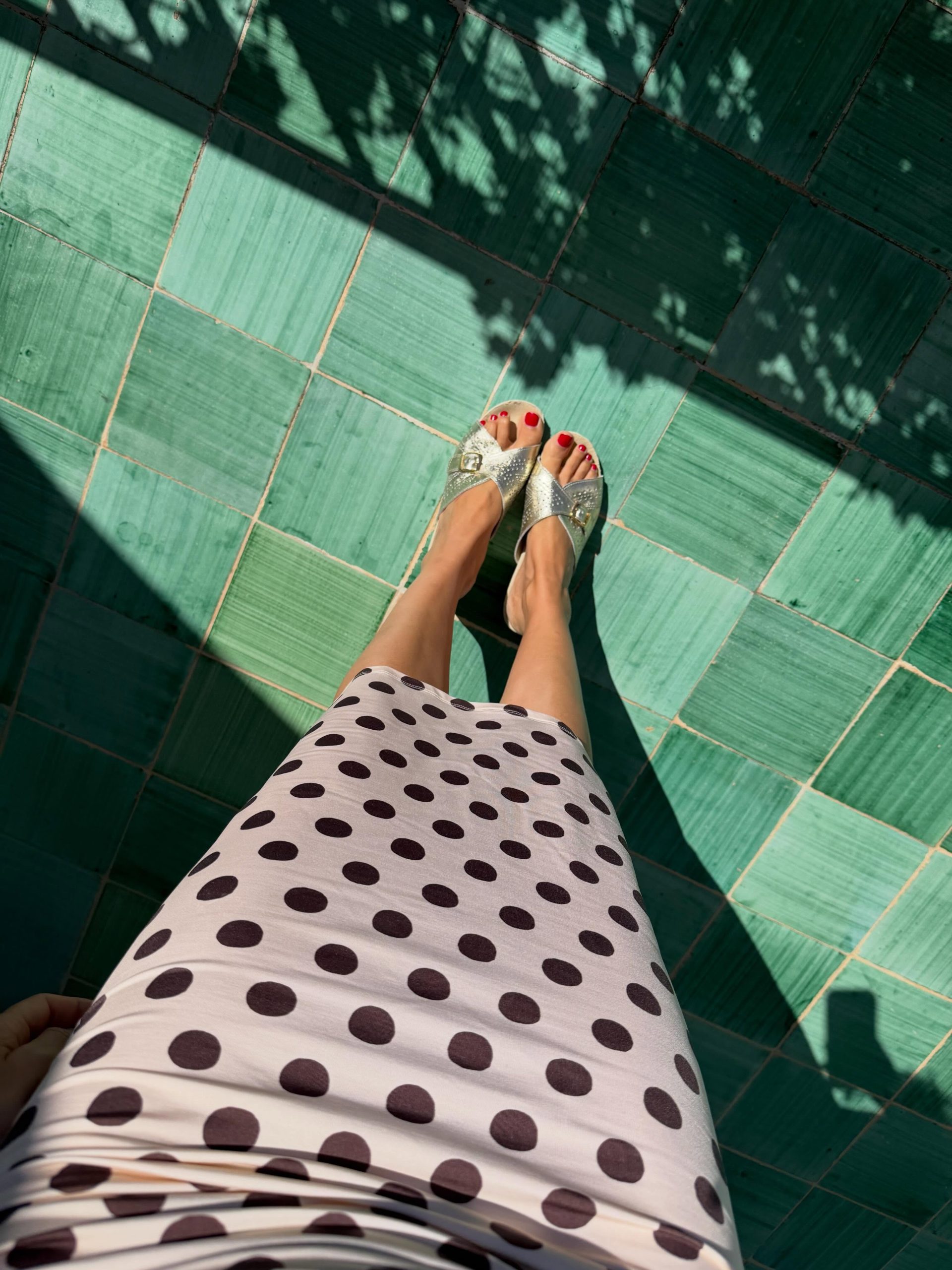 Jeanne Damas draagt oma sandalen.