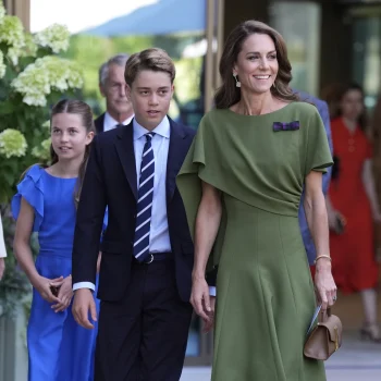 royal-method-dressing-voor-de-finale-van-wimbledon-matcht-kate-middleton-haar-jurk-met-de-grasbaan-400353