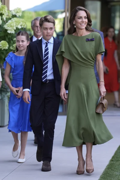 royal-method-dressing-voor-de-finale-van-wimbledon-matcht-kate-middleton-haar-jurk-met-de-grasbaan-400353